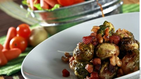 Coles de Bruselas rostizadas con tocino.
