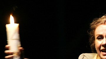 Laura Zapata en una foto de archivo de la controversial obra 'Cautivas'.