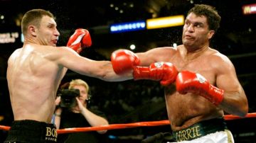 Corrie Sanders (der.) en su pelea de 2004 contra Vitali Klitschko.