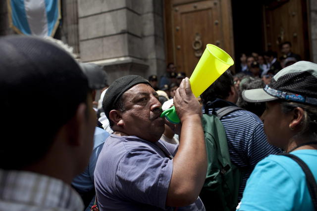 Maestros de escuelas públicas se manifiestan  en una calle de Ciudad de Guatemala (Guatemala) contra el jefe de estado por no cumplir sus promesas.
