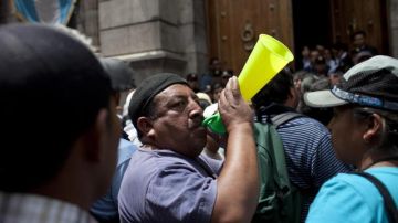 Maestros de escuelas públicas se manifiestan  en una calle de Ciudad de Guatemala (Guatemala) contra el jefe de estado por no cumplir sus promesas.