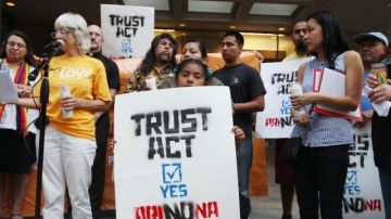 Activistas se reunieron para pedir a Brown que firme la Ley de Confianza el pasado 19 de septiembre, frente a las oficinas del Gobernador de California en Los Ángeles.