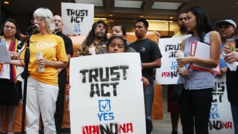 Activistas se reunieron para pedir a Brown que firme la Ley de Confianza el pasado 19 de septiembre, frente a las oficinas del Gobernador de California en Los Ángeles.