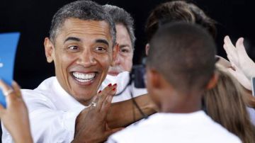 Barack Obama saluda a simpatizantes durante un mitin en Virginia Beach.