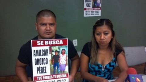 Paula Pérez y Arnoldo Orozco  muestran la foto de su hijo Amilcar, del que no saben desde hace más de un año.