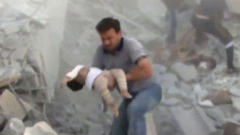 La guerra civil entre los sirios sigue cobrando vidas, como se observa en esta imagen tomada de un video reciente.