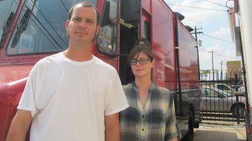 Alberto Palmer (izq.) y su pareja Ruth Lipsky quieren operar con su camión en el centro.