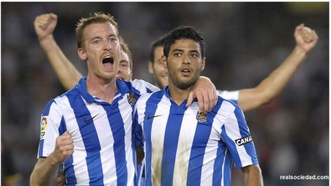 Carlos Vela contribuyó al triunfo de la Real Sociedad en el derby vasco con un gol de penal.