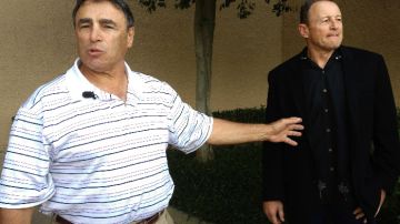 El "linesman" de  NFL Tom Stabile y el árbitro Ed Hochuli al llegar ayer al hotel en Irving, Texas, donde de llevaban a cabo las negociaciones.