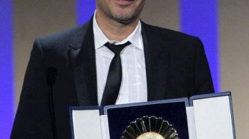 El director François Ozon sostiene la Concha de Oro del Festival de Cine de San Sebastián, que ha logrado por su comedia francesa "Dans la maison" (En la casa).