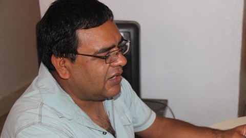 Saúl Reyes, en su exilio,  recibe noticias de la situación en su pueblo y sabe que no debe  volver.