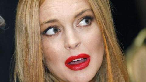 Lindsay Lohan discutía con un hombre sobre las fotos de un celular.