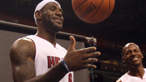 Fiesta en Miami: LeBron James (izq) y su nuevo compañero Ray Allen, a la espera de la sesión fotográfica del Heat.