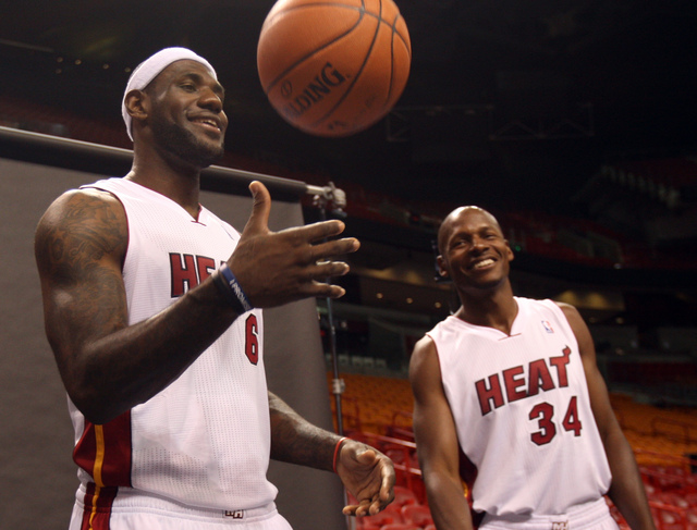 Fiesta en Miami: LeBron James (izq) y su nuevo compañero Ray Allen, a la espera de la sesión fotográfica del Heat.