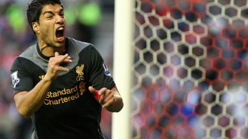 El uruguayo Luis Suárez marcó tres tantos y Liverpool logró ayer su primer triunfo de la temporada de la Liga Premier inglesa.