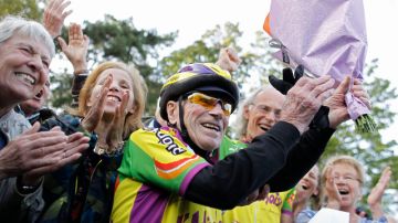 El ciclista francés Robert Marchand (c) feliz tras establecer un récord en los 100 kilómetros para la categoría de centenarios en Lyon, ciudad del centro de Francia.