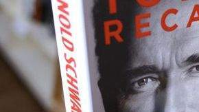Imagen de un ejemplar de la autobiografía del exgobernador de California Arnold Schwarzenegger titulada 'Total Recall: My Unbelievably True Life Story'.