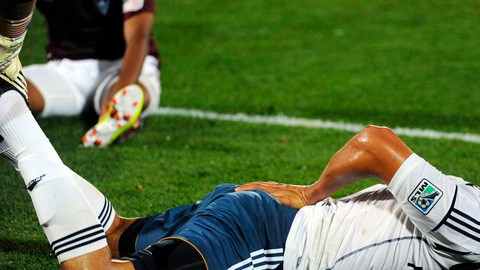 Omar González se duele al golpearse con un jugador de Colorado.
