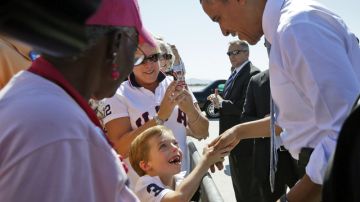 El presidente Barack Obama saluda a un niño en el Aeropuerto Internacional McCarren, en Las Vegas.