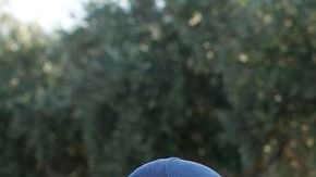 Familias sirias descansan después de cruzar la frontera desde Tal Shehab en Siria, a traves del valle de Al Yarmouk River, hasta Ramtha, Jordania.