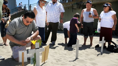 Veteranos y familiares en Santa Mónica, California, rinden honores a sus soldados estadounidenses caídos en Irak.
