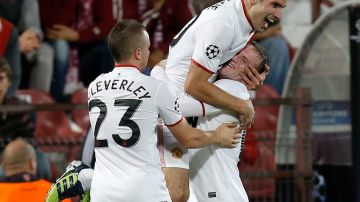 Van Persie festeja su segundo gol en el partido del Manchester United contra el CFR Cluj en la Champions.