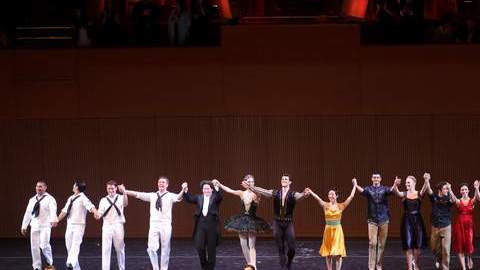 Gustavo Dudamel (quinto izq.) saluda con los bailarines de la gala el pasado jueves.