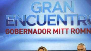 Jorge Ramos (centro) y María Elena Salinas (izq.), junto al candidato republicano Mitt Romney.