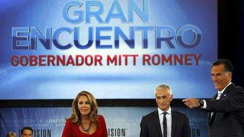 Jorge Ramos (centro) y María Elena Salinas (izq.), junto al candidato republicano Mitt Romney.