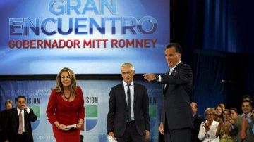 Jorge Ramos (centro) y María Elena Salinas (izq.), junto al candidato republicano Mitt Romney.