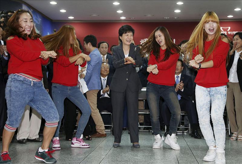 La candidata del partido Saenuri para las elecciones presidenciales, bailando la semana pasada el 'Gangnam Style'.
