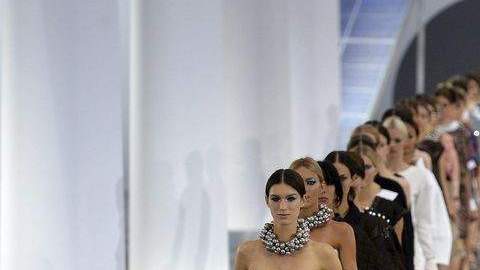 Karl Lagerfeld presentó la propuesta de Chanel en la Semana de la Moda de París.