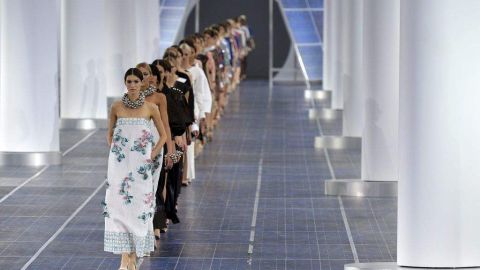 Karl Lagerfeld presentó la propuesta de Chanel en la Semana de la Moda de París.
