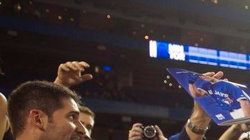 El pelotero venezolano Omar Vizquel en su partido de despedida, donde recibió un merecido homenaje.