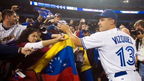 El pelotero venezolano Omar Vizquel en su partido de despedida, donde recibió un merecido homenaje.