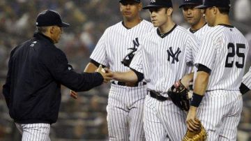 El manager de los Yankees, Joe Girardi, junto a su equipo en el juego de anoche.