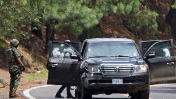 Un   vehículo blindado de la embajada de EE.UU. es requisado   por personal militar después de haber sido atacado por desconocidos en la carretera que conduce a la ciudad de Cuernavaca, cerca de Tres Marías, en México.