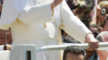 Paolo Gabriele (adelante), durante actividad del Papa Benedicto XVI.