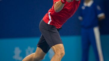 Novak Djokovic devuelve un tiro de Michael Berrer ayer en el torneo de Pekín.