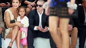 Pero no todo es política J. Lo,  su hija y su novio Casper Smart en al desfile de la colección Primavera-Verano 2013 de Chanel en París.