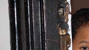 Por lo general, los niños se intoxican con plomo por la pintura descascarada o dañada en sus departos.