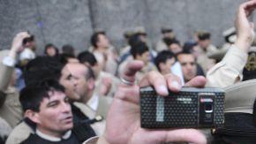 Miembros de la Prefectura Naval Argentina, organismo responsable de la seguridad en el mar y las vías navegables, realizan una insólita movilización frente a la sede del organismo.