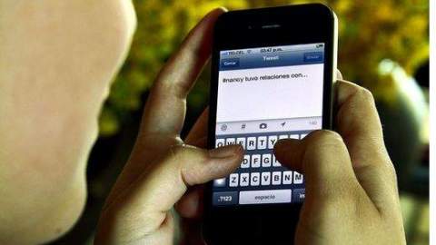 Los padres deben estar alerta ante el ciberbullying.