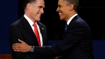 Con este cordial saludo, el candidato presidencial republicano, Mitt Romney (izq.), y el presidente Barack Obama, iniciaron un debate que tuvo  fuertes acusaciones.