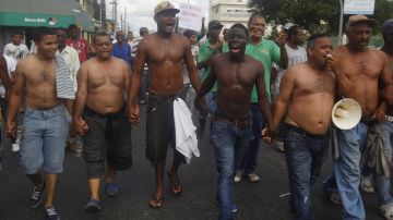 Pobladores del barrio Capotillo marchan  en Santo Domingo , para exigir solución a los constantes apagones eléctricos que los afecta diariamente.