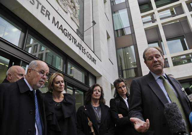 Financieros que apoyan al fundador de Wikileaks, Julian Assange, escuchan a  Vaughan Smith,    del Club Frontline, en las afueras de la Corte en Londres.