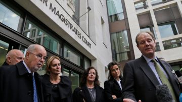 Financieros que apoyan al fundador de Wikileaks, Julian Assange, escuchan a  Vaughan Smith,    del Club Frontline, en las afueras de la Corte en Londres.