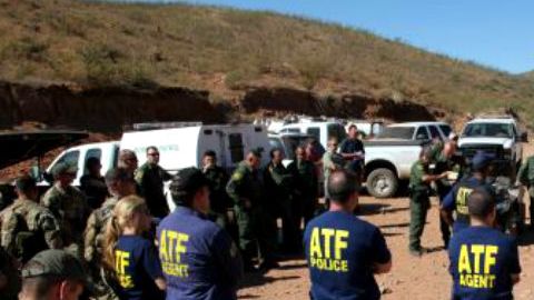 Agentes federales arrestaron a dos hombres que podrían estar ligados con un ataque a tiros esta semana en la frontera mexicana con Arizona y que provocó la muerte de un agente de la Patrulla Fronteriza estadounidense.