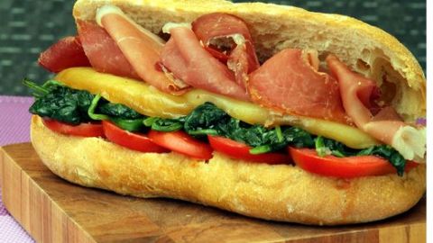 Ciabatta al prosciutto crudo e provolone.