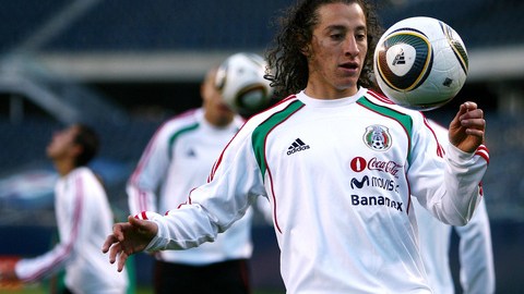 Andrés Guardado podría regresar al cuadro titular del Valencia para su juego contra el Levante.